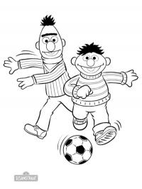 Beto e Ênio jogando futebol