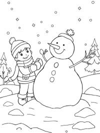 Menino fazendo um boneco de neve
