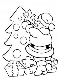 Papai Noel decora a árvore de Natal