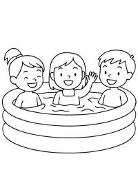 Crianças em uma piscina inflável