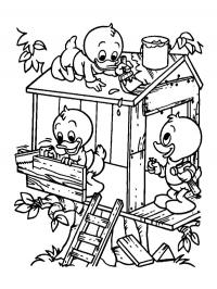 Huguinho, Zezinho e Luisinho construindo uma casa na árvore