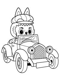 Labubu dentro do carro