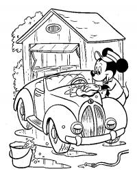 Mickey Mouse lavando o carro