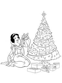 Branca de Neve perto da árvore de Natal