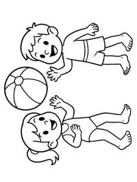 Duas crianças brincando com uma bola de praia